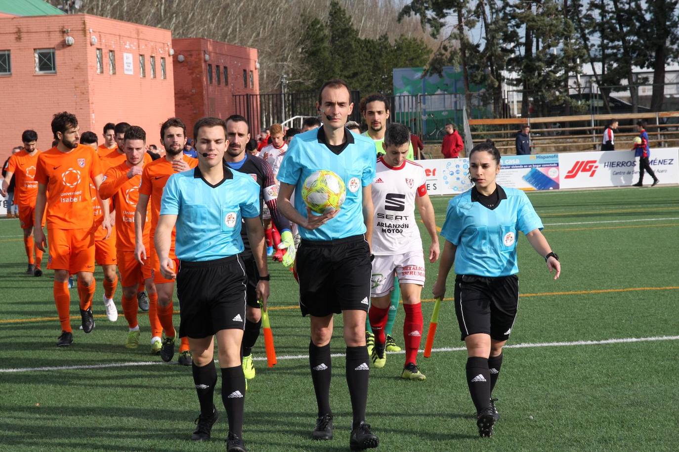 Adriana sale al césped junto a sus compañeros.