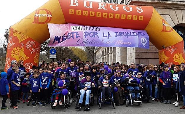 La primera marea violeta del 8M grita en Burgos por la igualdad 