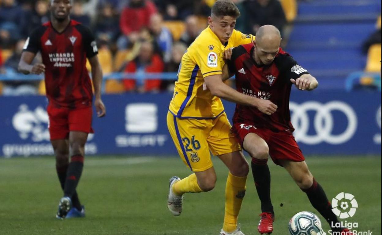 Jon Guridi protege el balón ante un rival del Alcorcón.