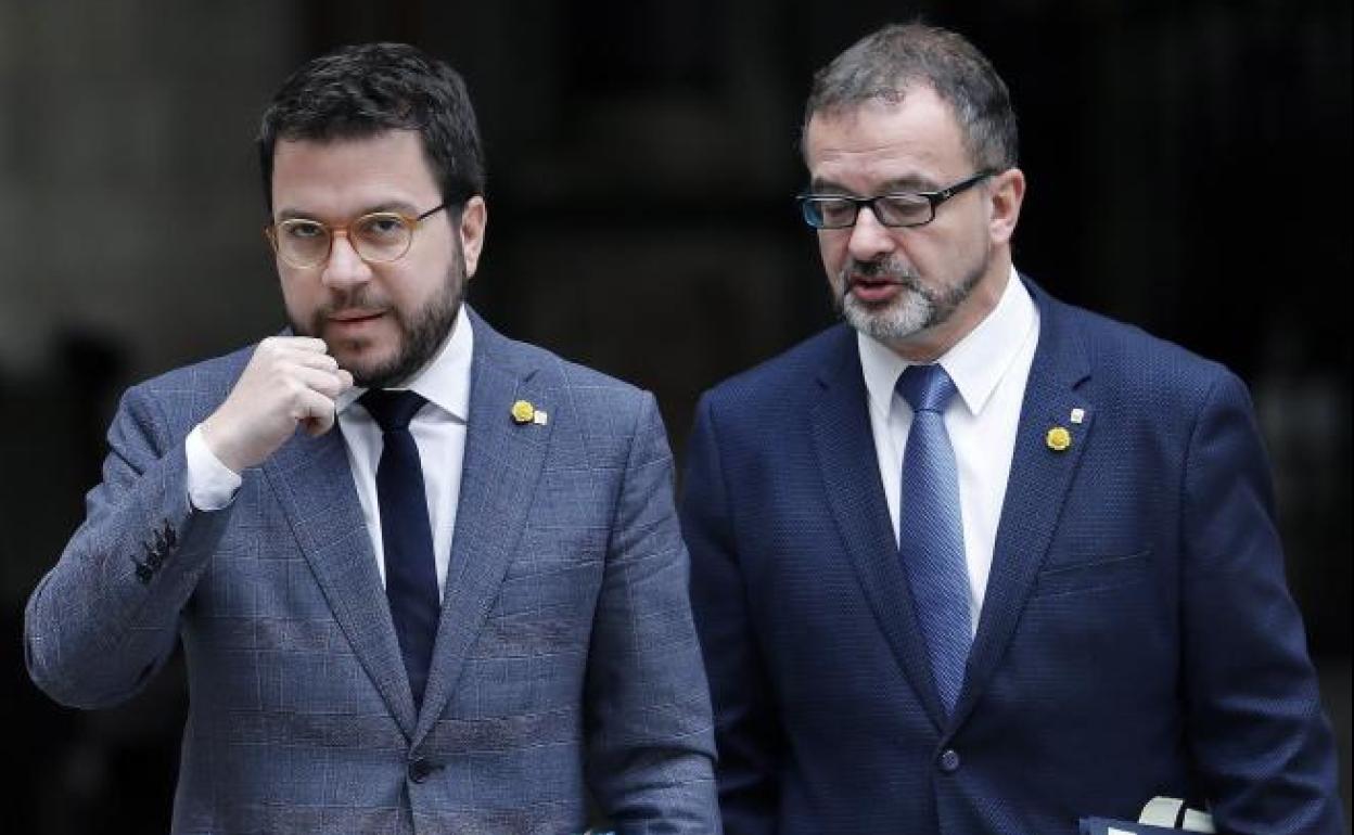 El vicepresidente de la Generalitat, Pere Aragonés (i), acompañado por el consejero catalán de Exteriores, Alfred Bosch. 