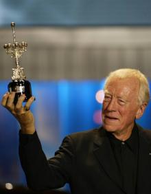 Imagen secundaria 2 - Max Von Sydow como el caballero medieval que juega al ajedrez con la Muerte en 'El séptimo sello', en el papel del Padre Lankaster Merrin en 'El exorcista' y recogiendo el Premio Donostia en 2006.