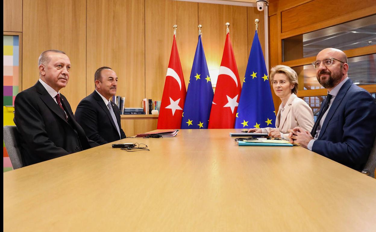 Ursula von der Leyen y Charles Michel, en Bruselas con el presidente turco, Recep Tayyip Erdogan, y su ministro de Exteriores, Mevlut Cavusoglu.