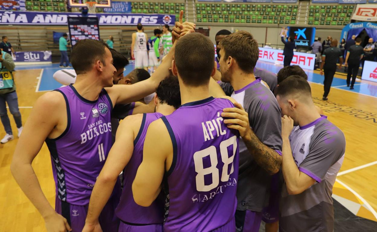 El San Pablo celebró en la pista la clasificación. 