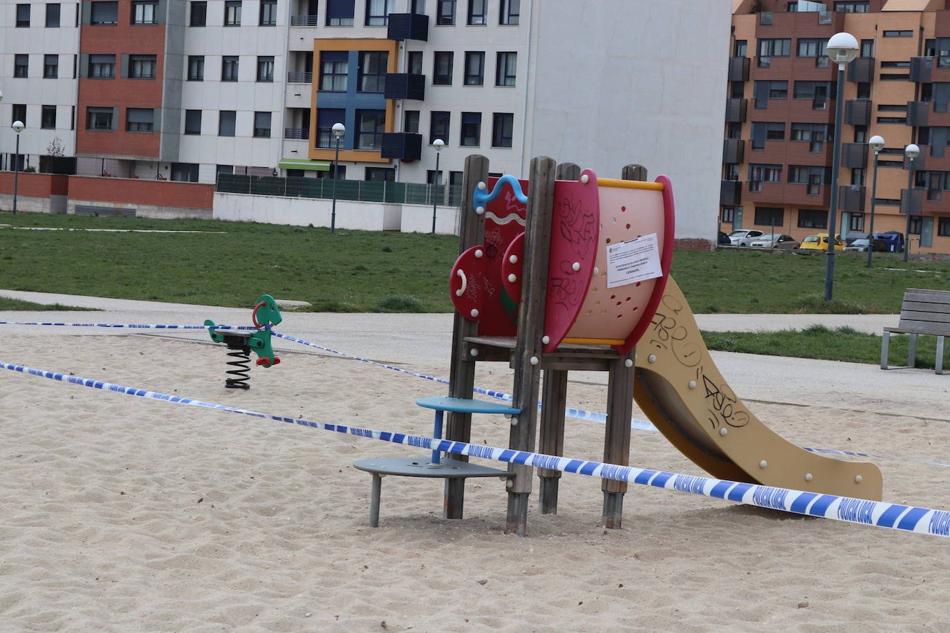 El Ayuntamiento ha precintado los parques infantiles por el avance del coronavirus.