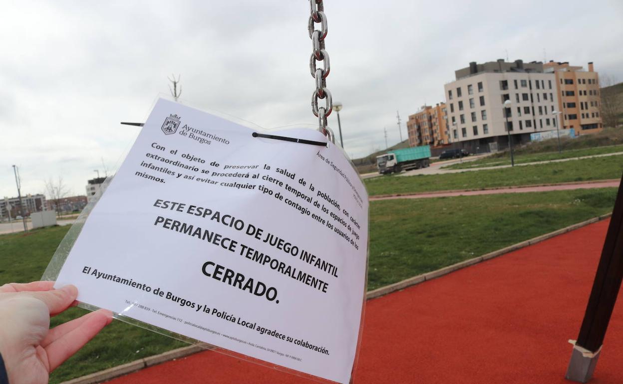 Comunicado del Ayuntamiento colocado en los parques infantiles de Burgos.