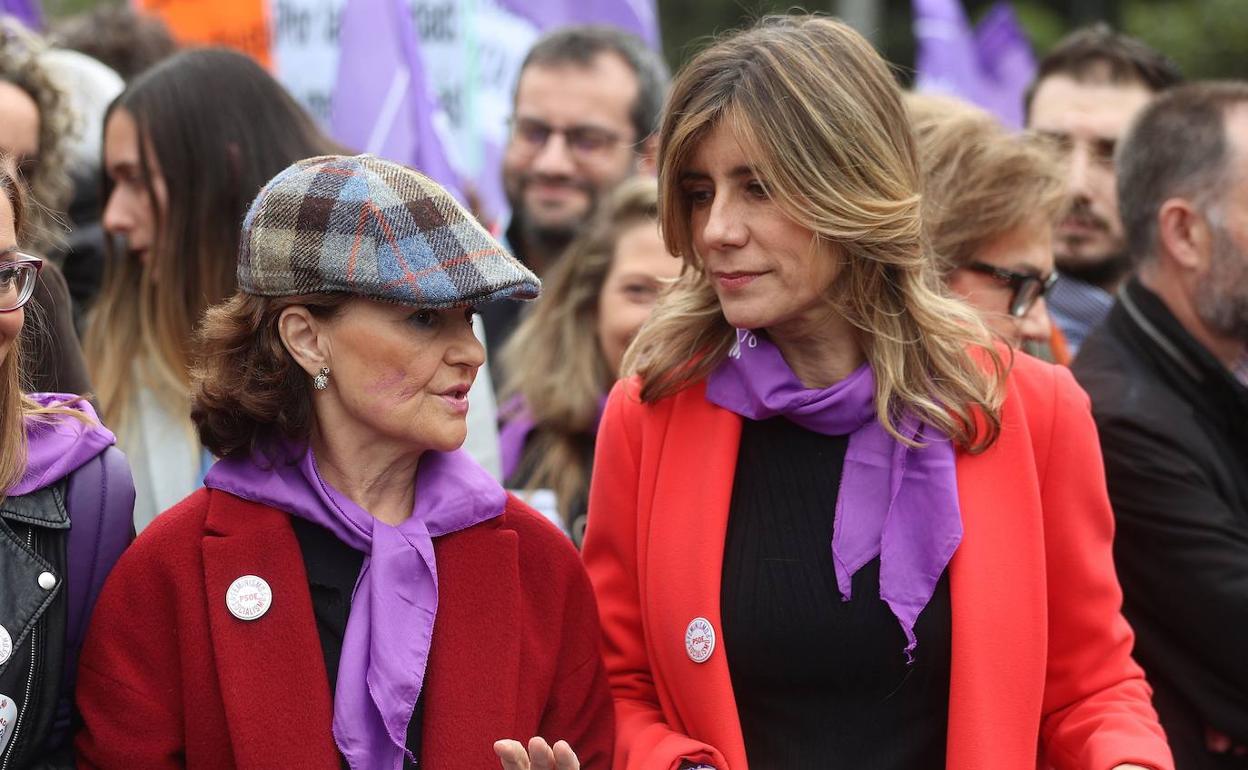 La vicepresidenta del Gobierno, Carmen Calvo, y la esposa de Pedro Sánchez, Begoña Gómez, el pasado domingo en la manifestación del 8M.