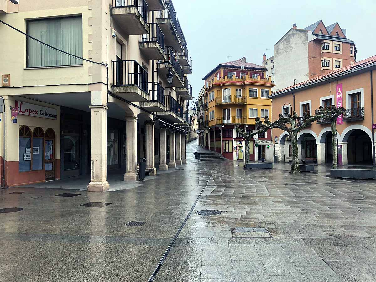 Las calles de la capital ribereña permanecen vacías durate el estado de alarma.