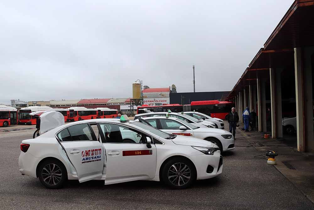 Desinfección de los autobuses urbanos y taxis de Burgos así como del Hospital Universitario de Burgos para luchar contra el coronavirus. 