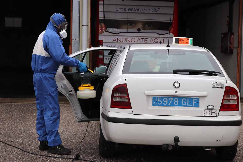 Desinfección de los autobuses urbanos y taxis de Burgos así como del Hospital Universitario de Burgos para luchar contra el coronavirus. 