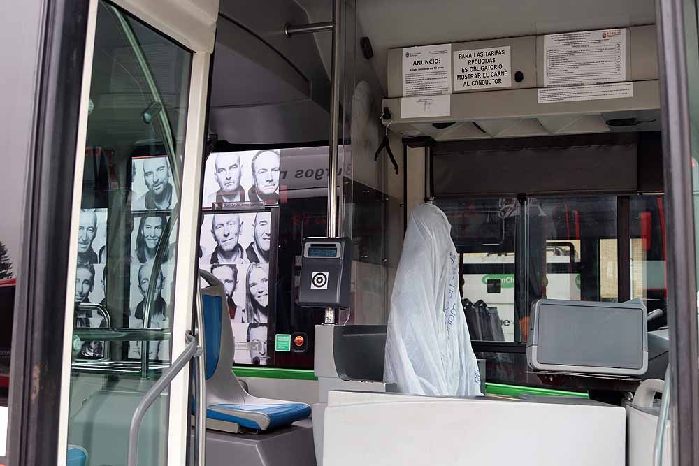 Desinfección de los autobuses urbanos y taxis de Burgos así como del Hospital Universitario de Burgos para luchar contra el coronavirus. 