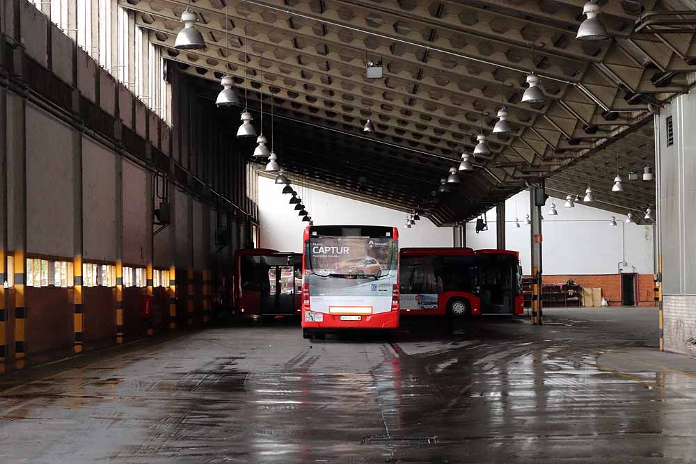 Desinfección de los autobuses urbanos y taxis de Burgos así como del Hospital Universitario de Burgos para luchar contra el coronavirus. 