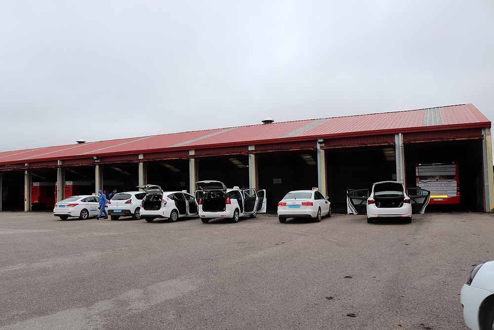 Desinfección de los autobuses urbanos y taxis de Burgos así como del Hospital Universitario de Burgos para luchar contra el coronavirus. 