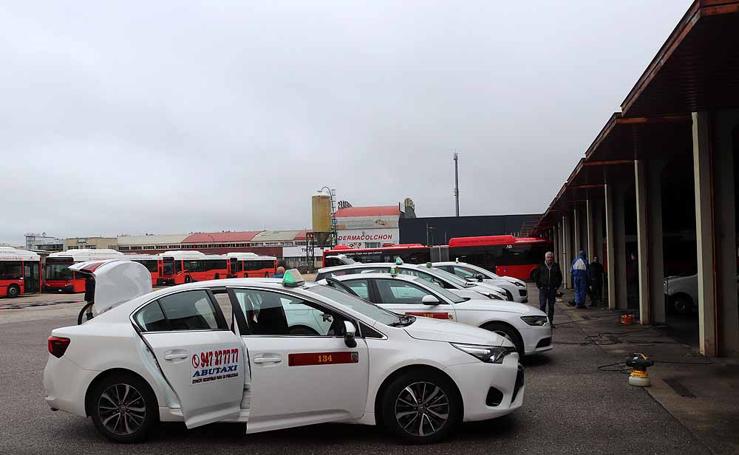 Los autobuses urbanos y los taxis de Burgos se desinfectan a diario para luchar contra el coronavirus