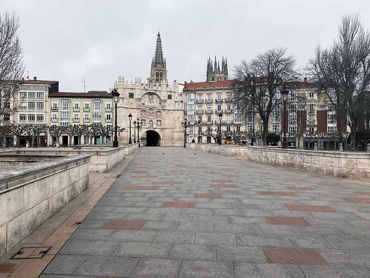 La Plaza Mayor desierta a media mañana.