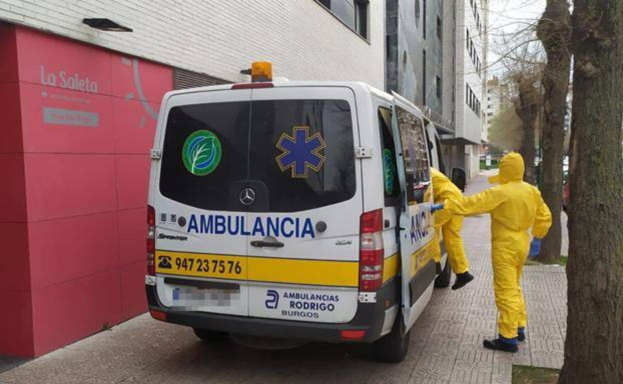 Imagen de los servicios sanitarios acudiendo a la residencia Plaza Real la semana pasad.