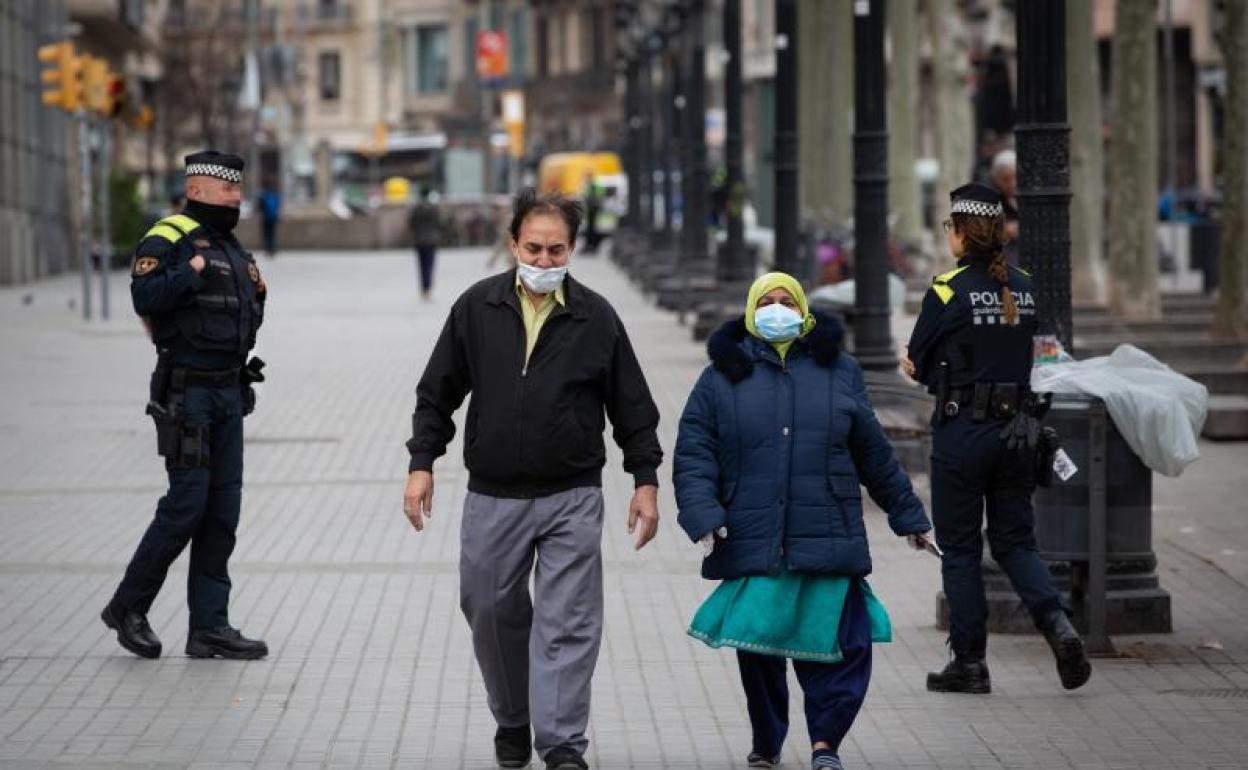 Dos personas con mascarilla en Barcelona 