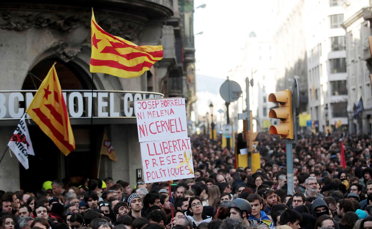 Manifestación independentista en las inmediaciones de la Llotja de Mar de Barcelona.