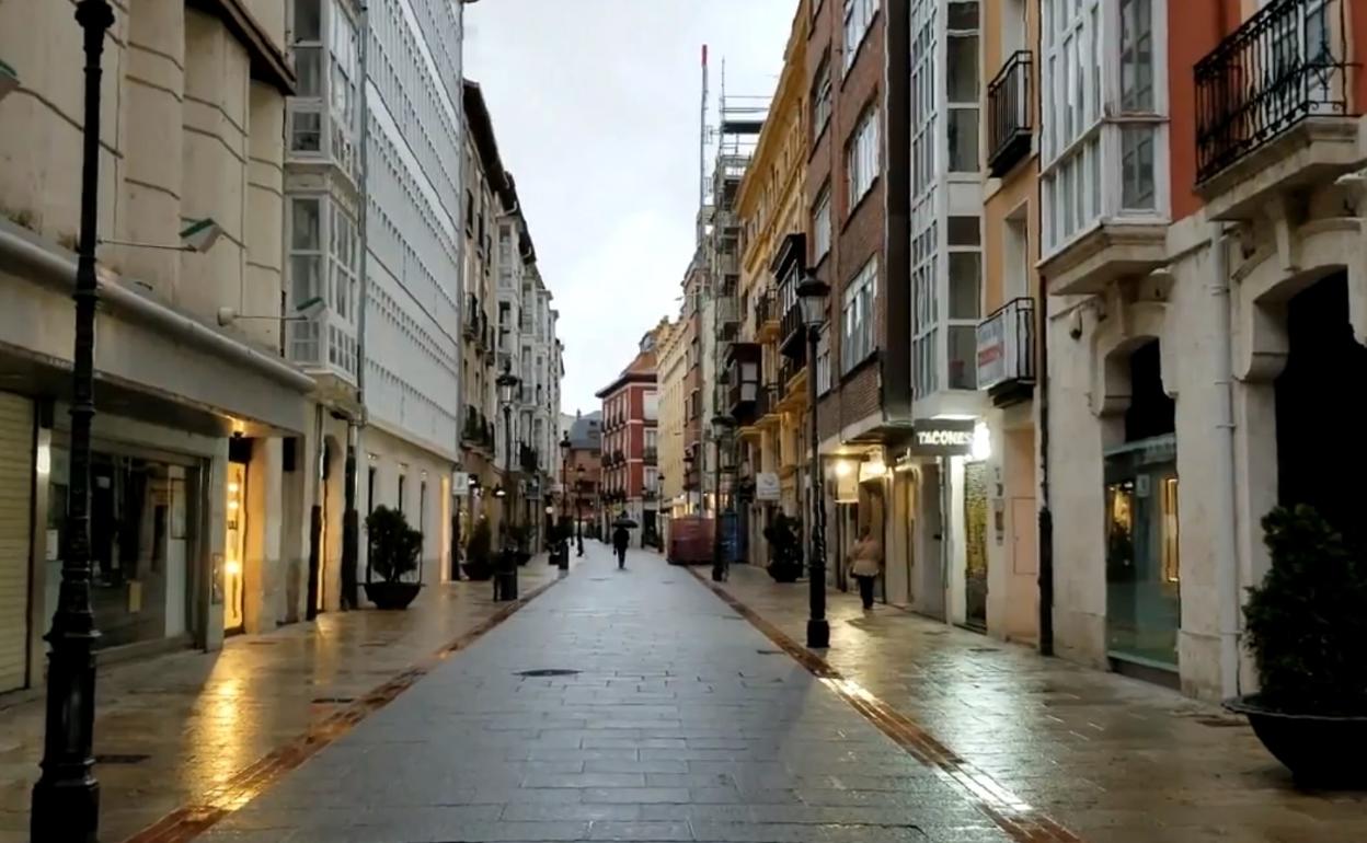 Calle comercial del centro de la ciudad con todos los negocios cerrados por la crisis sanitaria del coronavirus. 
