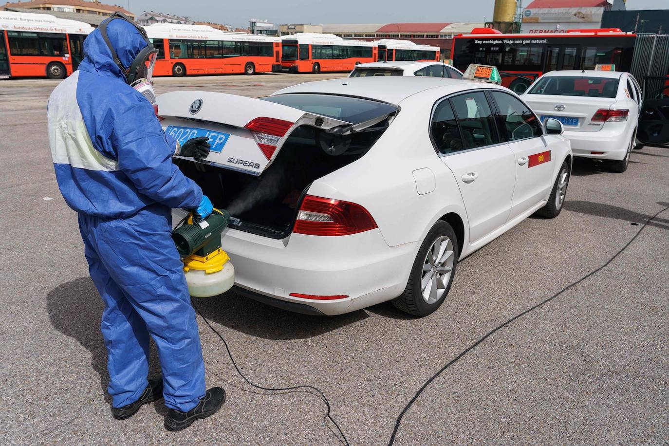 Desinfección de los autobuses urbanos y taxis de Burgos así como del Hospital Universitario de Burgos para luchar contra el coronavirus. 