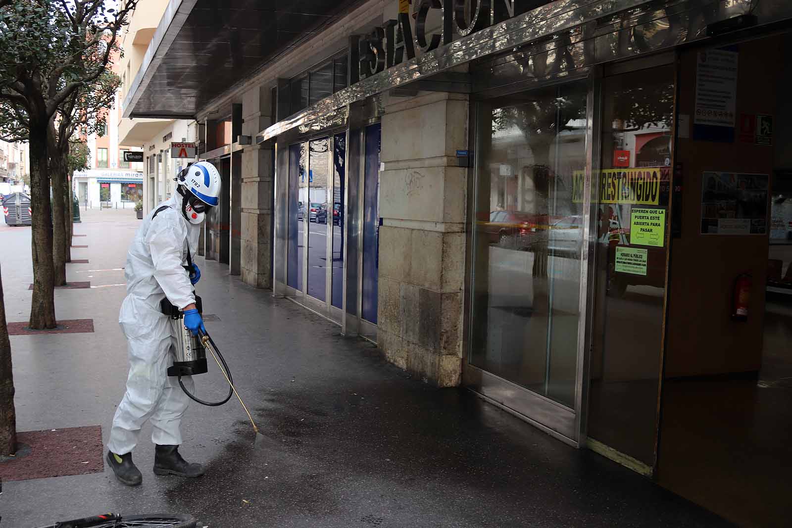 Fotos: Bomberos y Protección Civil se suman a las labores de desinfección de Burgos