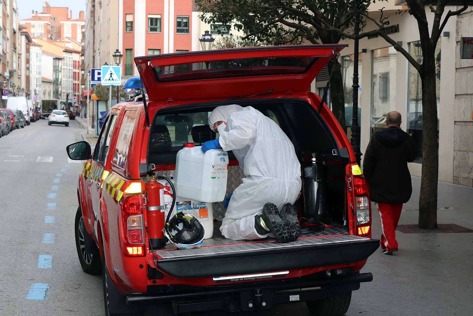 Fotos: Bomberos y Protección Civil se suman a las labores de desinfección de Burgos