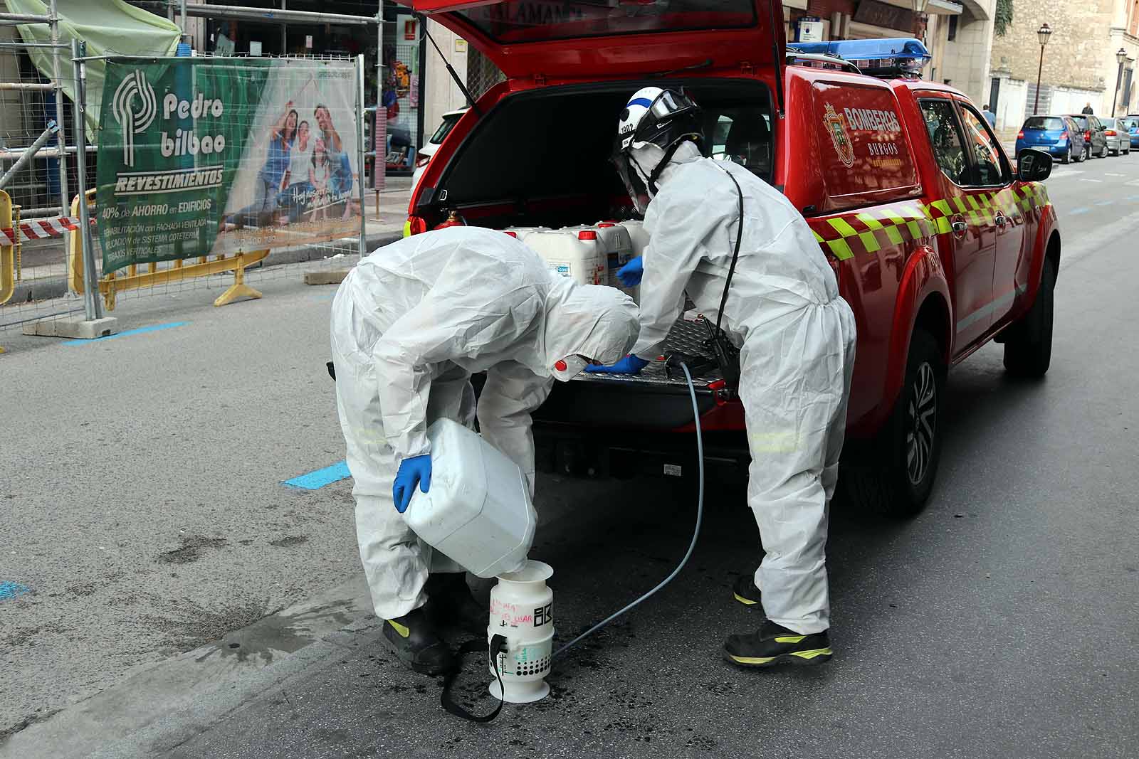 Fotos: Bomberos y Protección Civil se suman a las labores de desinfección de Burgos