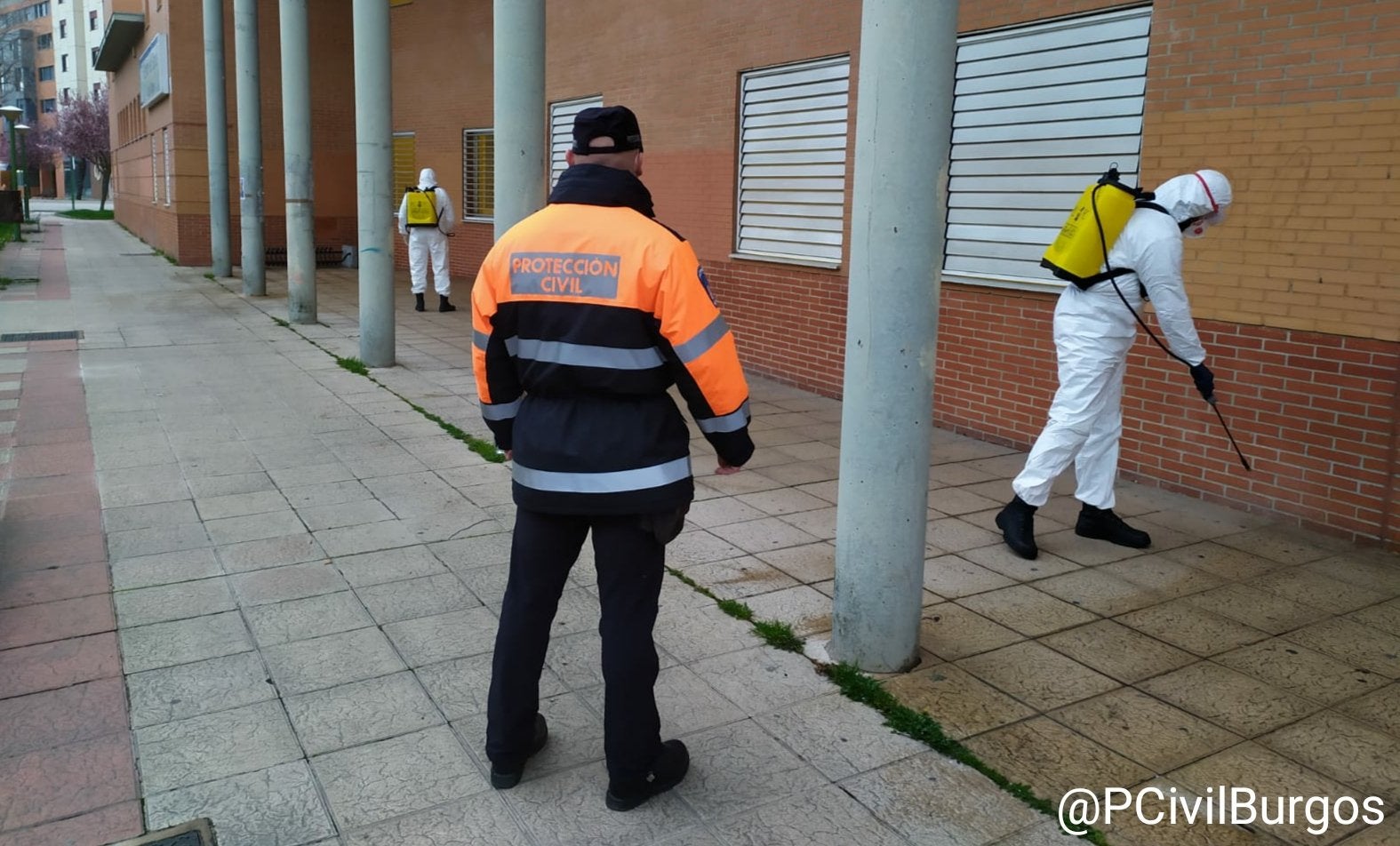 Fotos: Bomberos y Protección Civil se suman a las labores de desinfección de Burgos