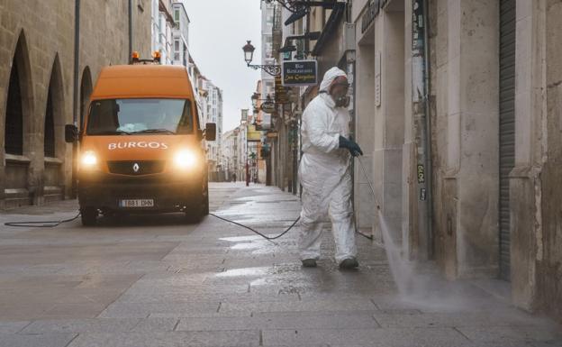 Imagen principal - Continúan las labores de desinfección del casco urbano de Burgos por el coronavirus