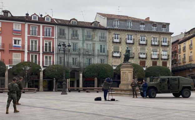 Varios militares concediendo una entrevista este jueves en la Plaza Mayor.