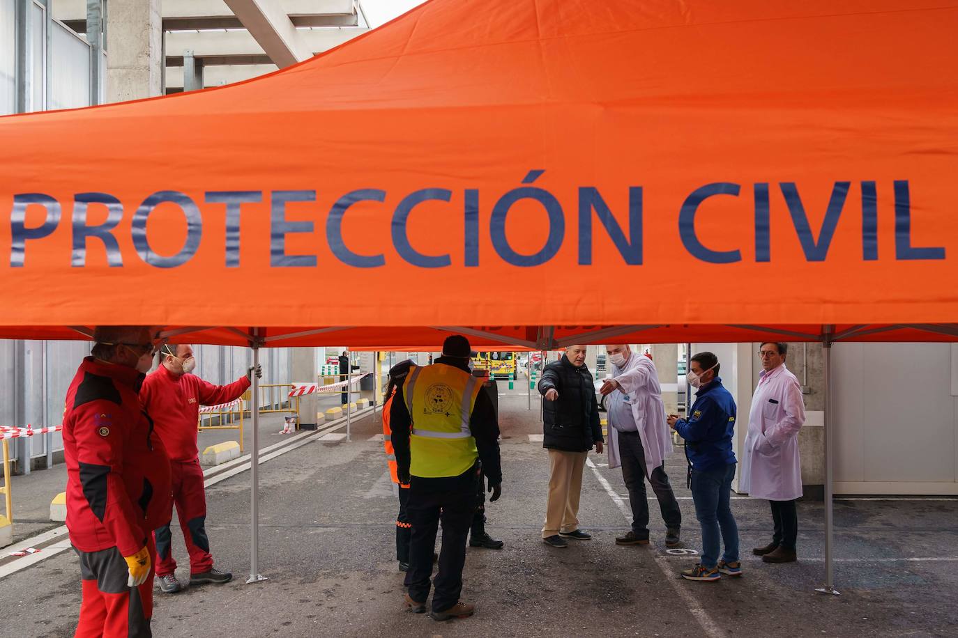 Fotos: El Hospital de Burgos instala carpas y casetas para un cribado de los pacientes de coronavirus