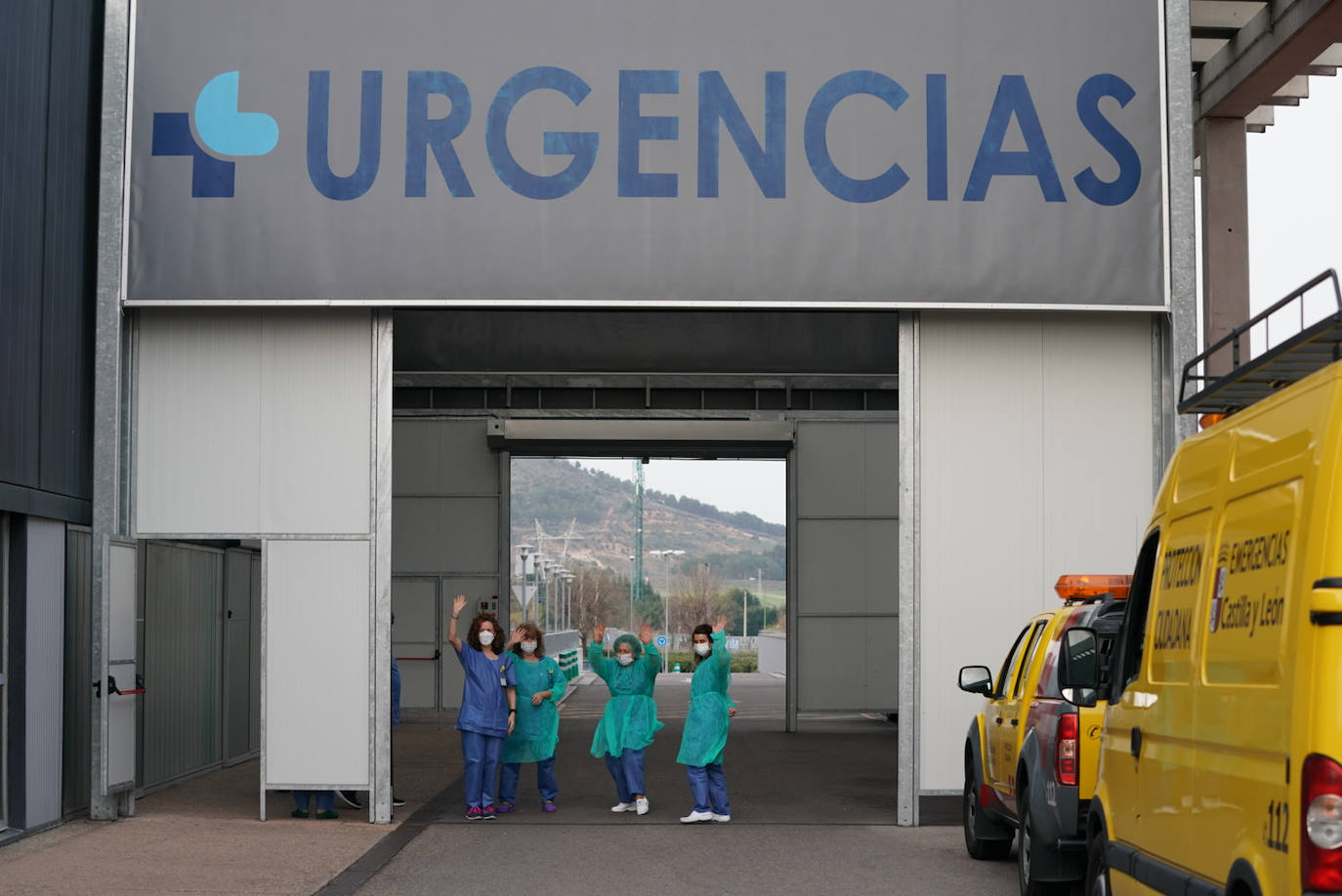 Fotos: El Hospital de Burgos instala carpas y casetas para un cribado de los pacientes de coronavirus