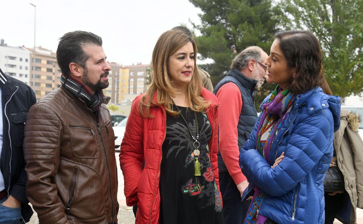 Imagen de archivo con Aitana Hernando, en el centro, junto a Luis Tudanca y Reyes Maroto. 