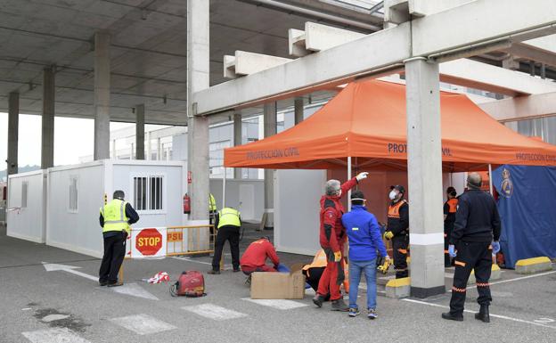 Comienza el montaje de las carpas para el triaje de pacientes con coronavirus en el Hospital de Burgos