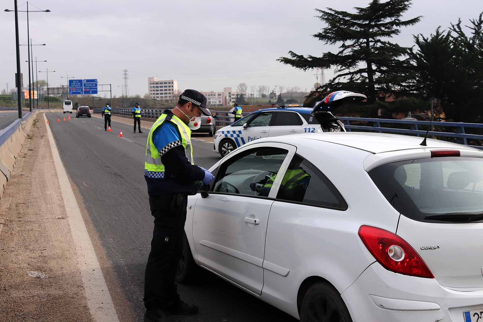 Agentes de la Policía Local han controlado los desplazamientos esta tarde en Burgos