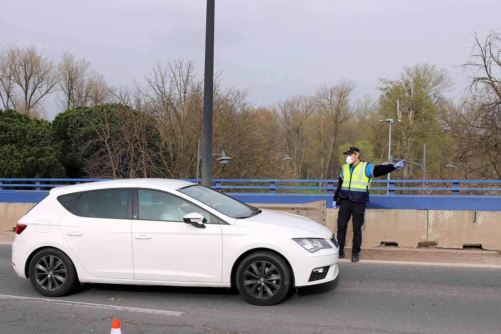 Agentes de la Policía Local han controlado los desplazamientos esta tarde en Burgos