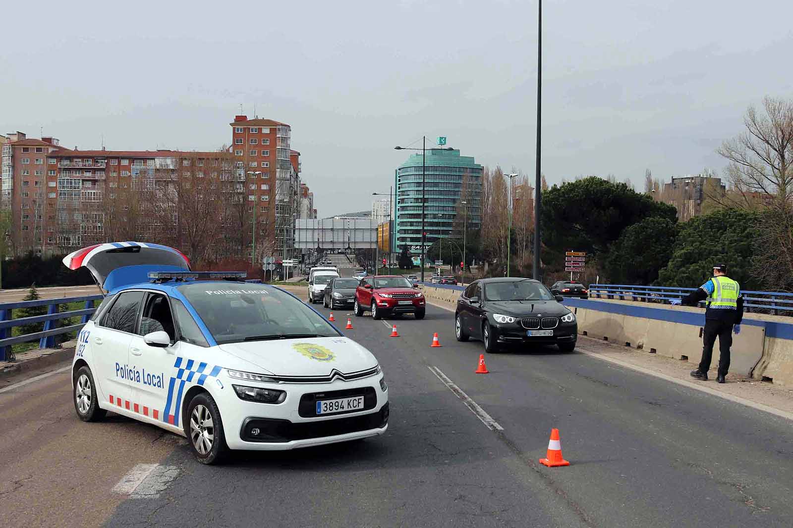 Agentes de la Policía Local han controlado los desplazamientos esta tarde en Burgos