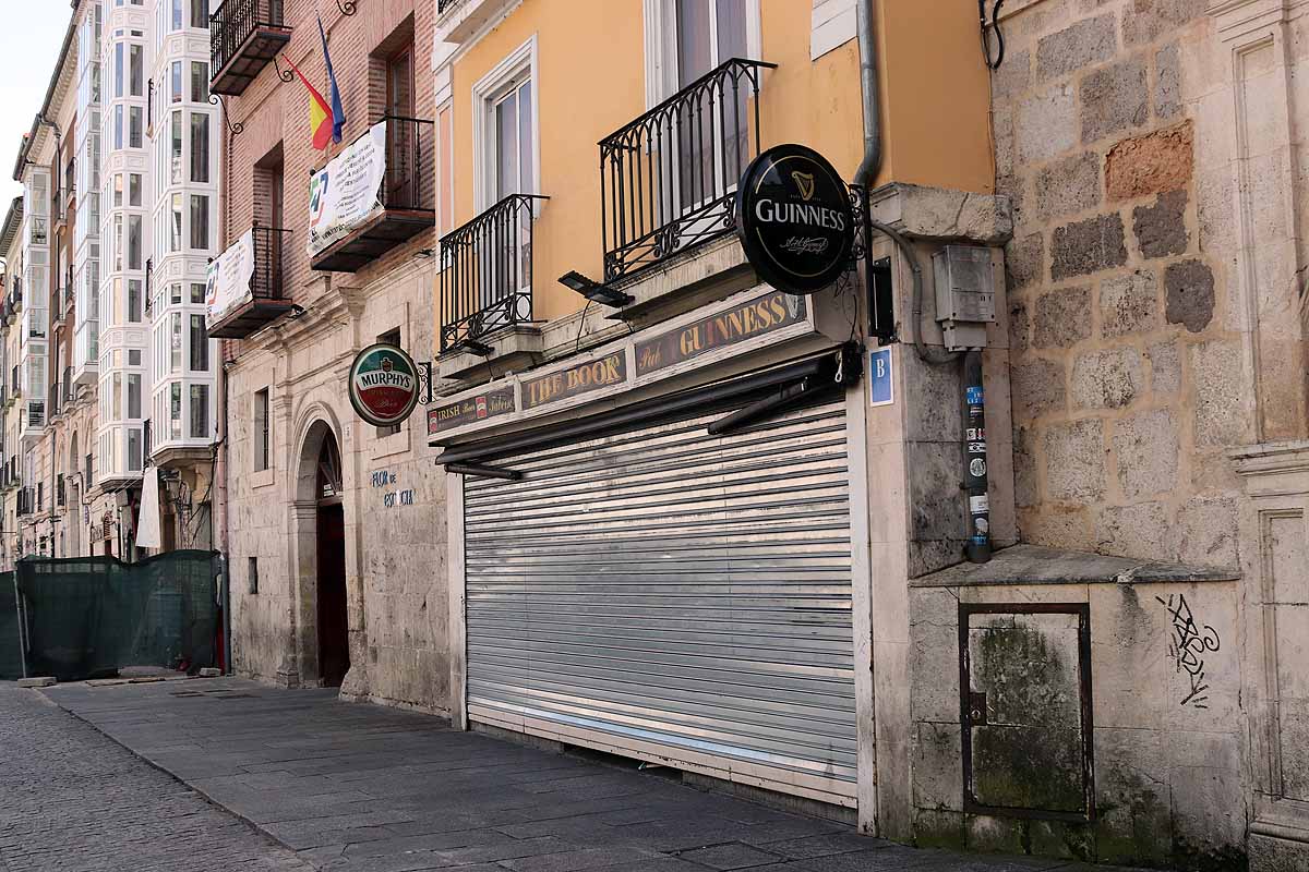 Los bares permanecen cerrados y las pocas personas que salen, lo hacen protegidas.