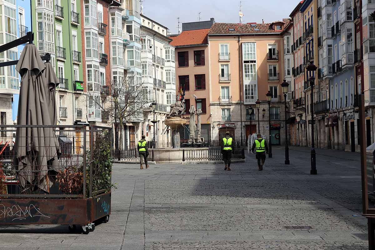 Los bares permanecen cerrados y las pocas personas que salen, lo hacen protegidas.