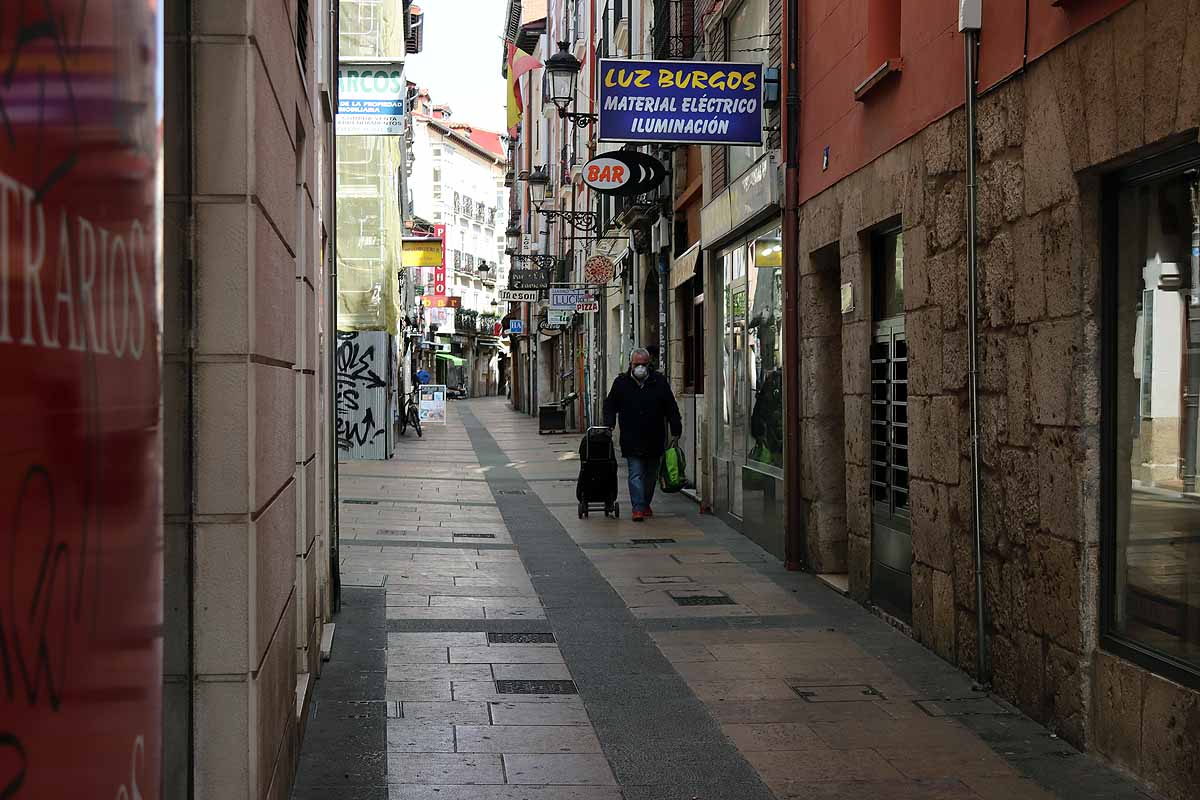 Los bares permanecen cerrados y las pocas personas que salen, lo hacen protegidas.