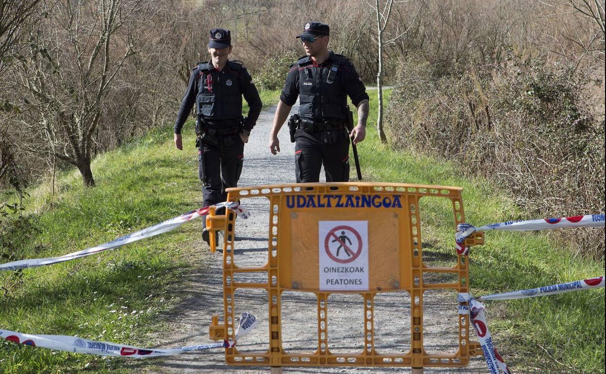 la Policía Local de Hondarribia acordonó la zona de las marismas en 2019 por un bulo sobre la existencia de una peligrosa víbora.