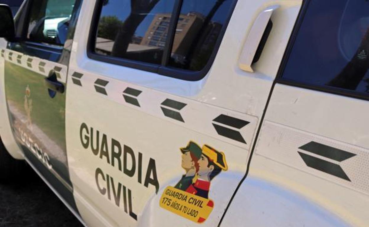 Dos guardias civiles de Burgos en cuarentena mientras se limita el el uso de mascarillas y guantes frente al coronavirus