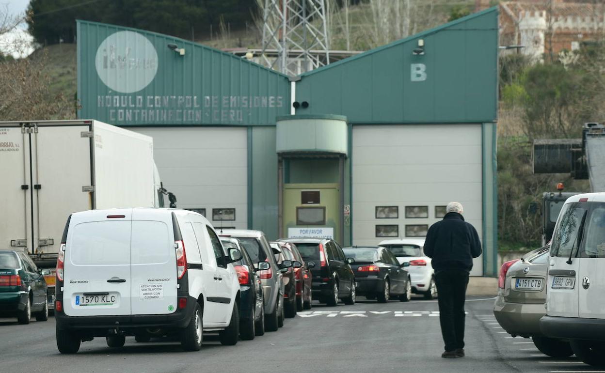 Varios vehículos esperan su turno en una ITV.