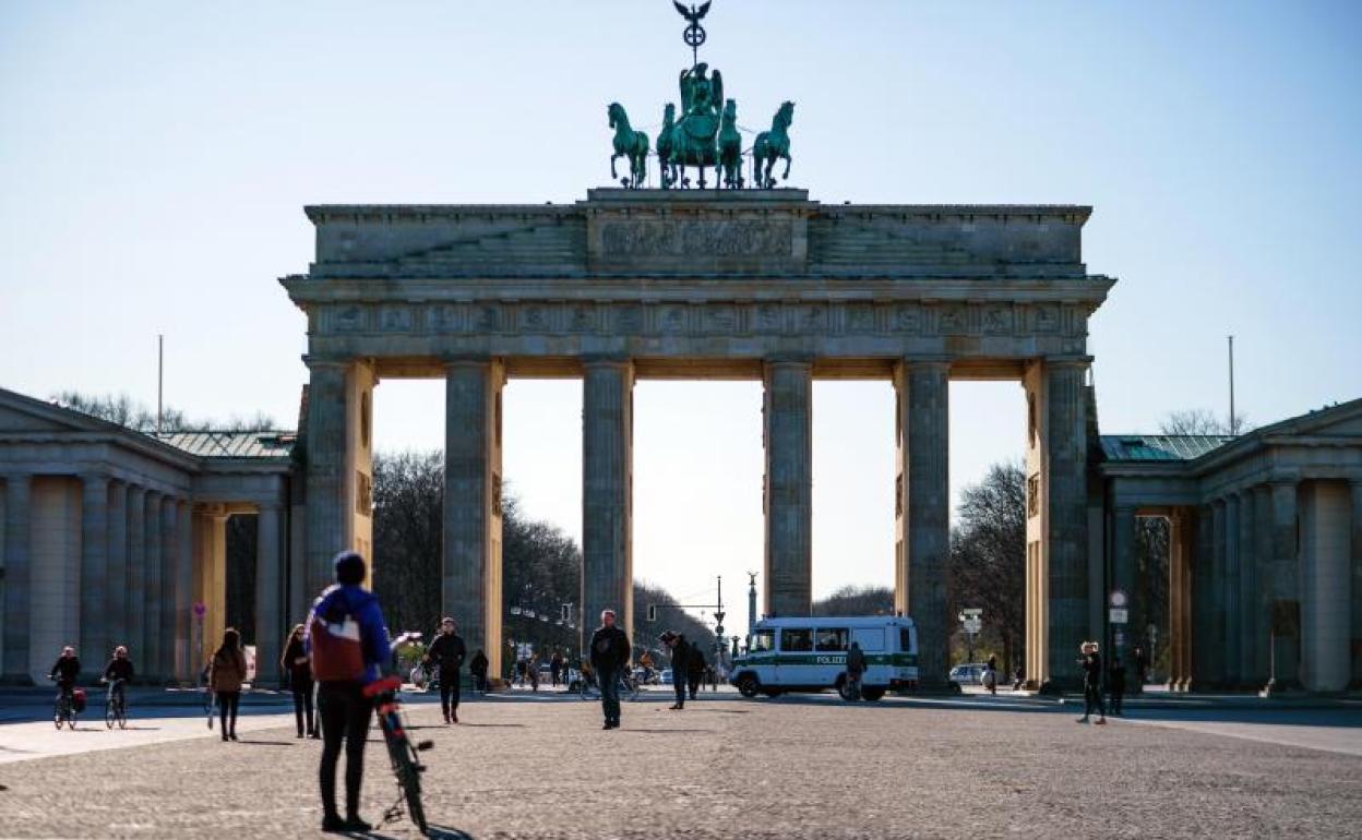 Viandantes junto a la Puerta de Brandeburgo, en Berlín.