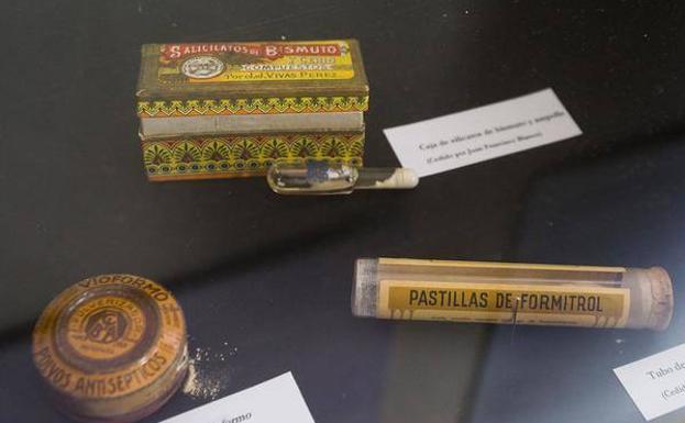 Imagen principal - Medicamentos que se usaban para tratar la gripe en 1918 y que se muestran en la exposición dedicada a Saturio Serradilla Vicente, en Escurial de la Sierra (Salamanca)