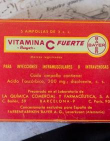 Imagen secundaria 2 - Medicamentos que se usaban para tratar la gripe en 1918 y que se muestran en la exposición dedicada a Saturio Serradilla Vicente, en Escurial de la Sierra (Salamanca)