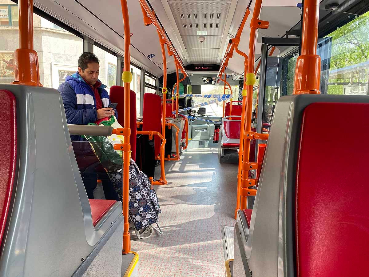 Cola para entrar a un estanco del barrio.