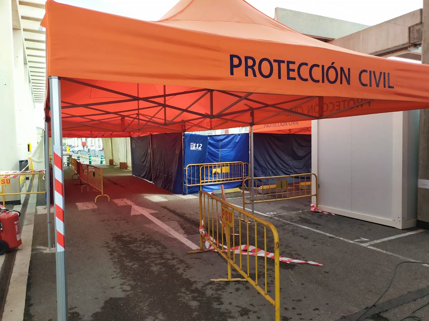 La crisis del coronavirus ha obligado a ampliar las instalaciones con una infraestructura habilitada en el aparcamiento de urgencias.