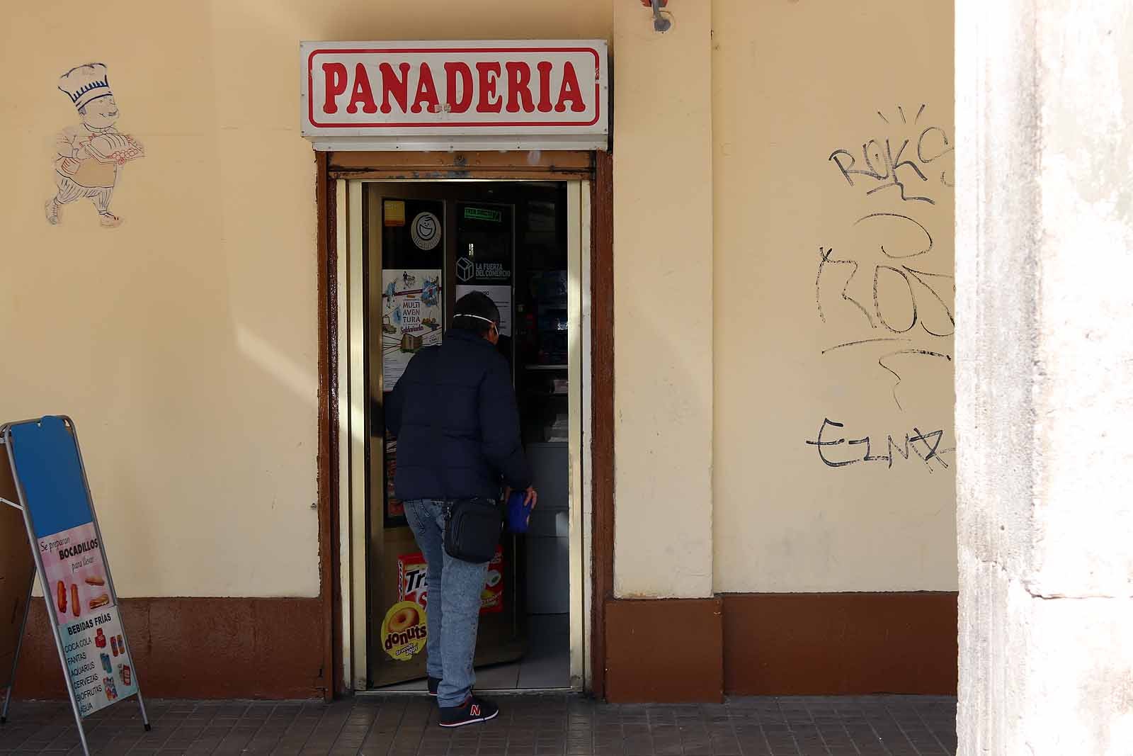 Fotos: La vida en las tiendas de barrio durante la crisis del coronavirus