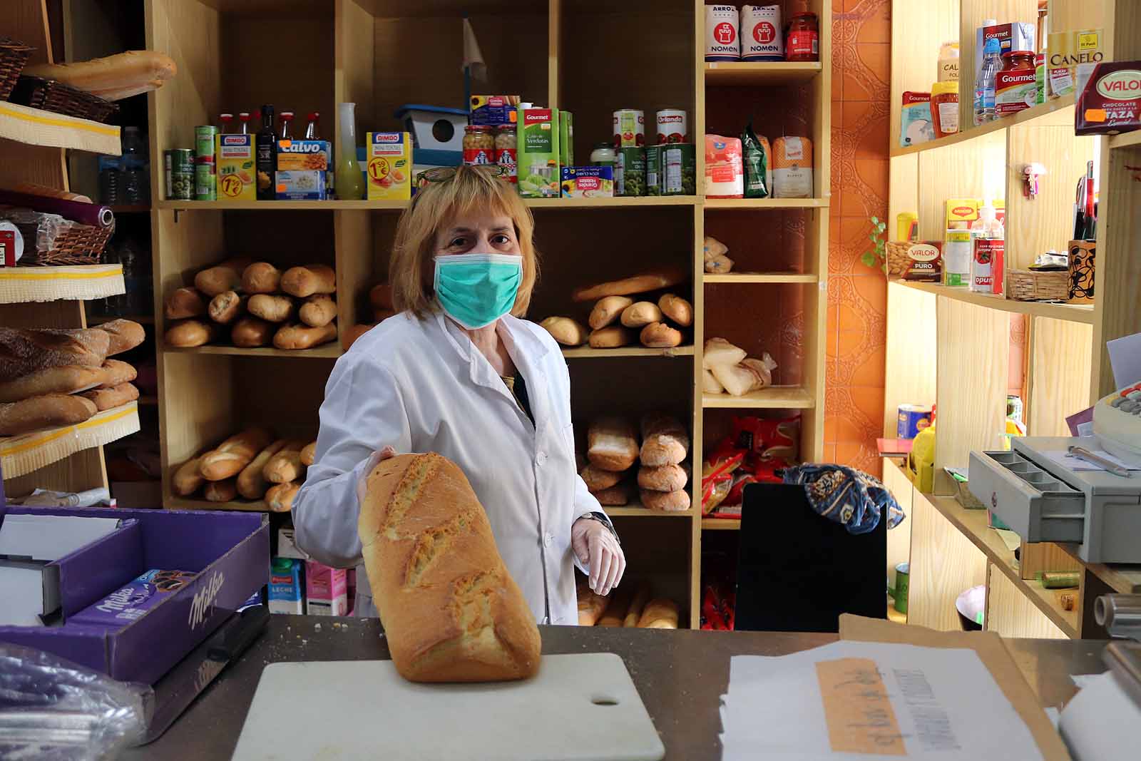 Fotos: La vida en las tiendas de barrio durante la crisis del coronavirus