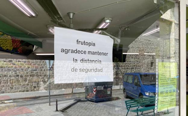 Las pequeñas tiendas animan a mantener la distancia de seguridad a los clientes. 